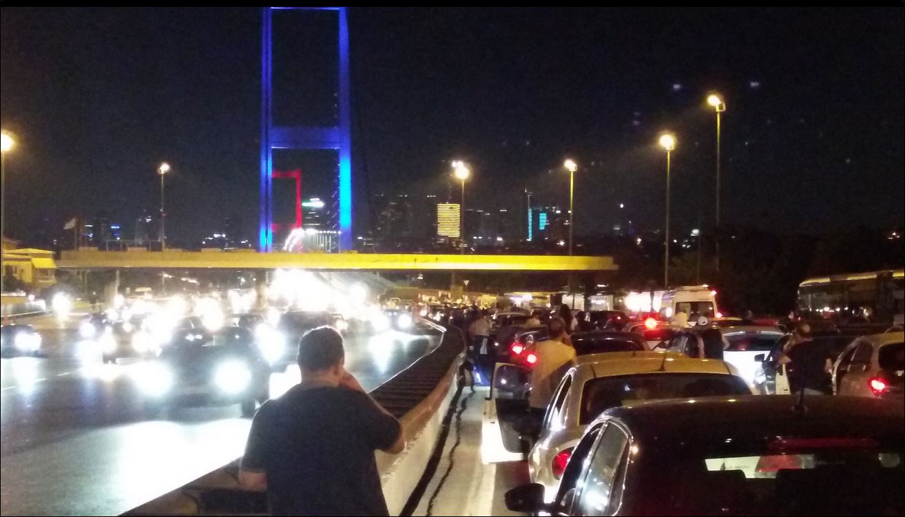 Χάος στο Βόσπορο – Τρομαγμένοι οδηγοί έχουν βγει έξω από τα αυτοκίνητα – ΦΩΤΟ – ΤΩΡΑ