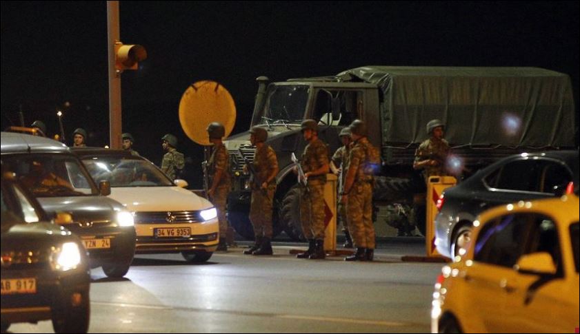 Άρματα μάχης περικύκλωσαν το κτίριο της τουρκικής εθνοσυνέλευσης και άνοιξαν πυρ