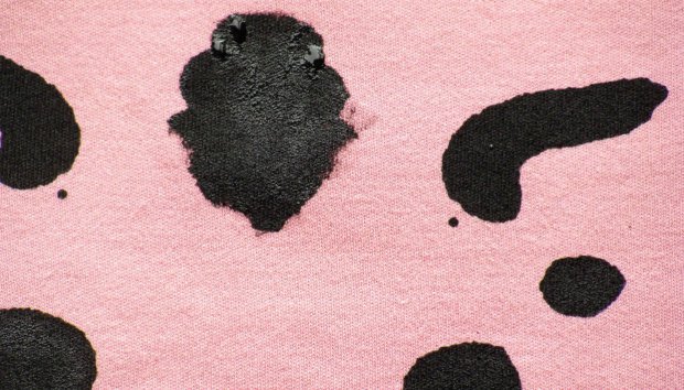 Έτσι θα αφαιρέσετε εύκολα τους λεκέδες από μελάνι