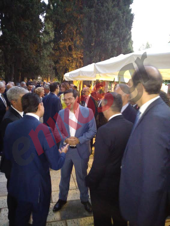 Ο Τσίπρας σε πηγαδάκι βουλευτών της ΝΔ – ΦΩΤΟ