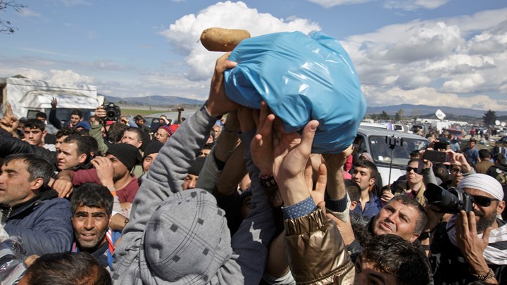 Ερευνητικό Κέντρο Pew: Οι μισοί Ευρωπαίοι φοβούνται και δυσανασχετούν με τους πρόσφυγες