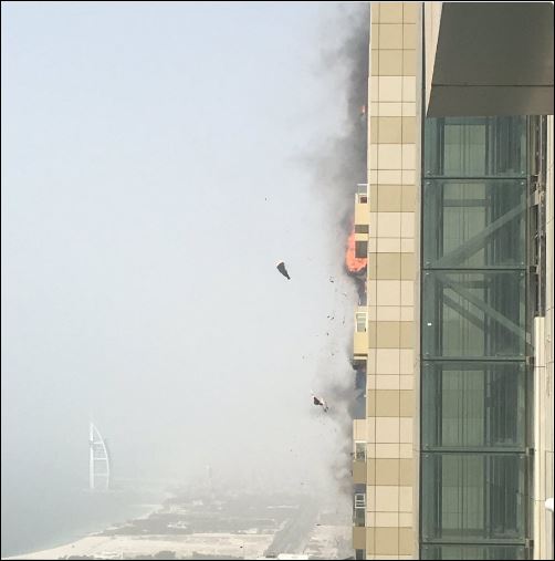 Συγκλονιστικές φωτογραφίες από τον ουρανοξύστη που φλέγεται στο Ντουμπάι