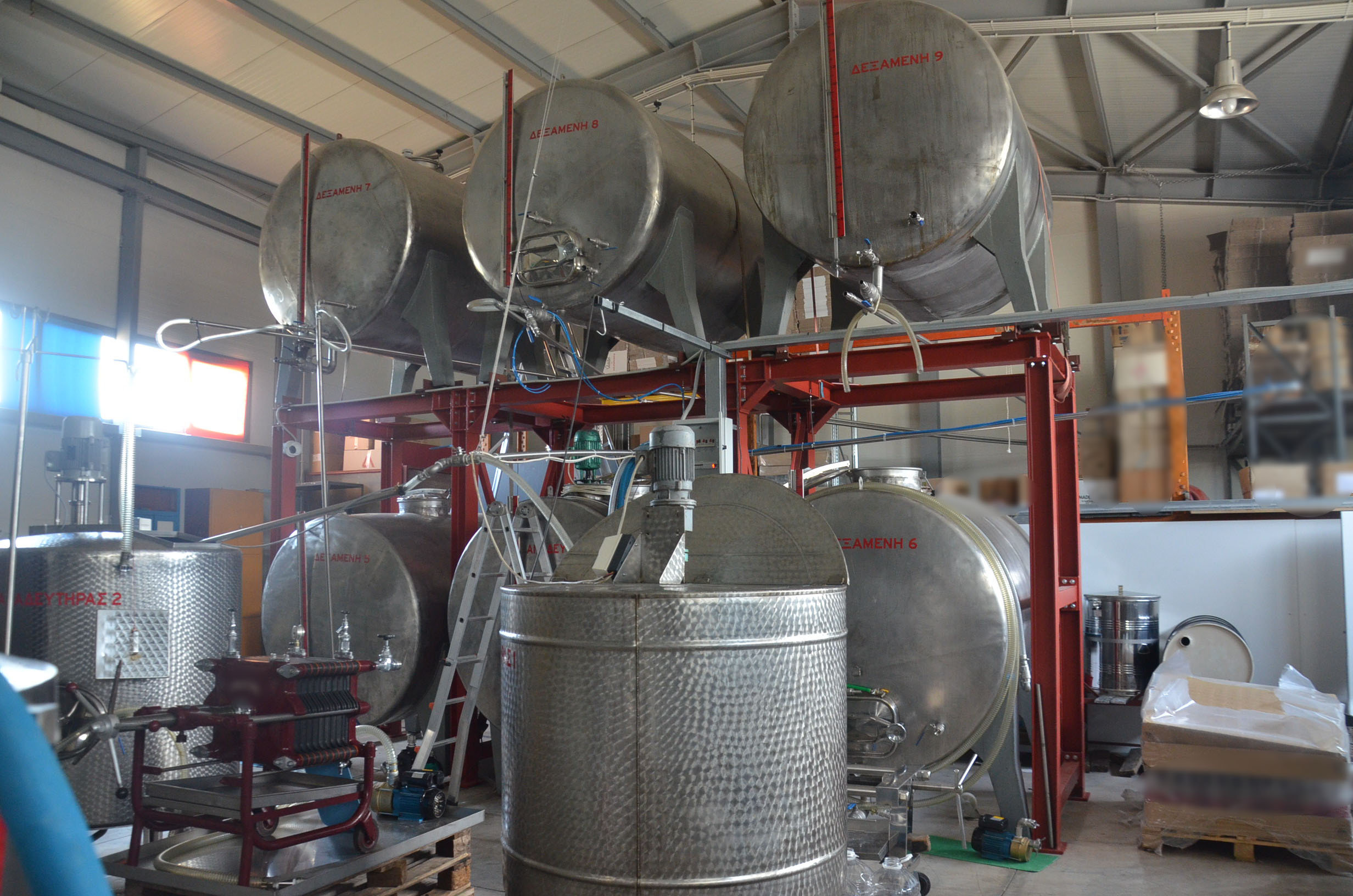 Εξαρθρώθηκε μεγάλο κύκλωμα που θα γέμιζε τα μαγαζιά με ποτά “μπόμπες” – ΦΩΤΟ – ΒΙΝΤΕΟ