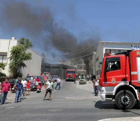 Μεγάλη πυρκαγιά σε αποθήκες στο Ηράκλειο Κρήτης – ΦΩΤΟ