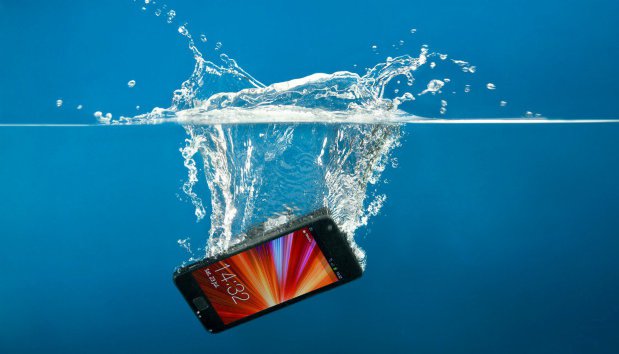 Έπεσε το κινητό σας σε νερό; – Υπάρχει λύση