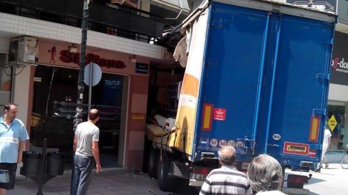 Νταλίκα συγκρούστηκε με… μπαλκόνι πολυκατοικίας – ΦΩΤΟ