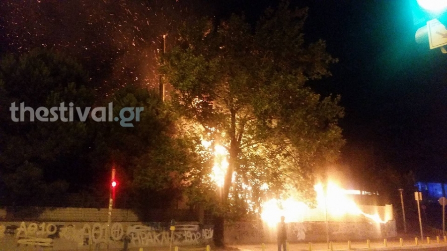 Πυρκαγιά έξω από το Καυτανζόγλειο Στάδιο – ΒΙΝΤΕΟ