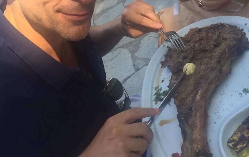 Με μία μπριζόλα αντί για τούρτα γιόρτασε τα γενέθλιά του Έλληνας ηθοποιός