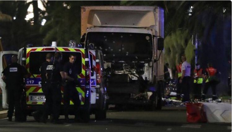 Γαλλία – Τρύπες από σφαίρες στο παρμπρίζ του φορτηγού – ΦΩΤΟ