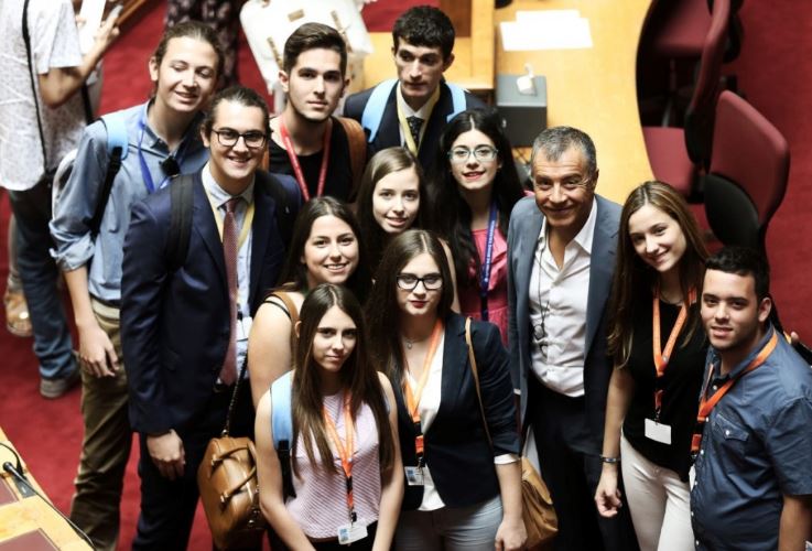 Οι ΦΩΤΟ του Θεοδωράκη με τους έφηβους βουλευτές
