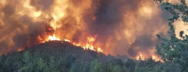 Μαίνεται η μεγάλης έκτασης πυρκαγιά στο Ρέθυμνο