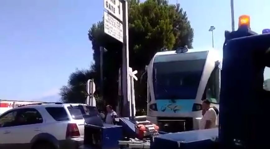 Πάρκαρε το αυτοκίνητο του στις ράγες του προαστιακού – ΦΩΤΟ – ΒΙΝΤΕΟ