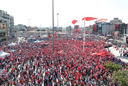 «Λαοθάλασσα» στην πλατεία Ταξίμ: Ούτε πραξικόπημα, ούτε δικτατορία – ΒΙΝΤΕΟ – ΦΩΤΟ