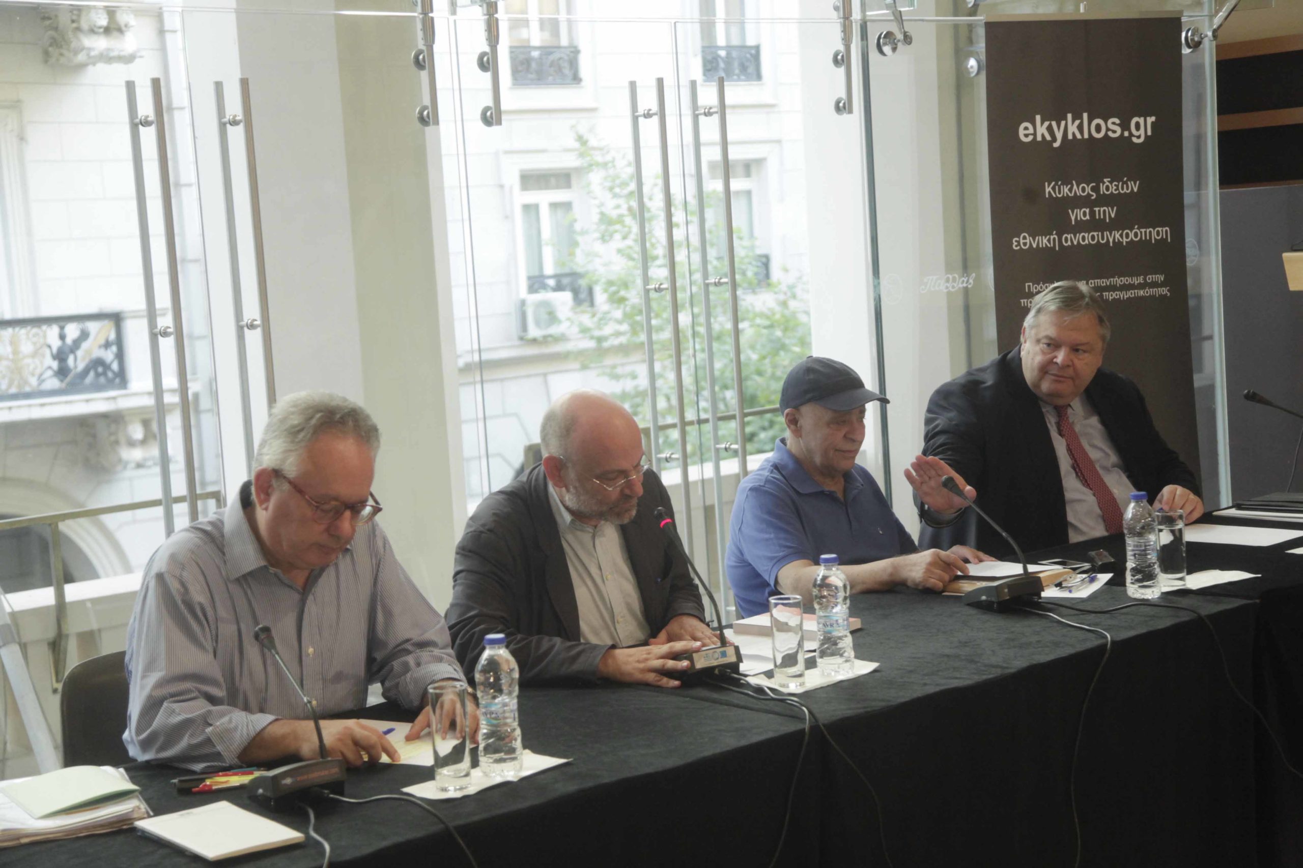 Αρνητικοί σε άμεση εκλογή ΠτΔ και απλή αναλογική οι Βενιζέλος, Αλιβιζάτος και Τσακυράκης