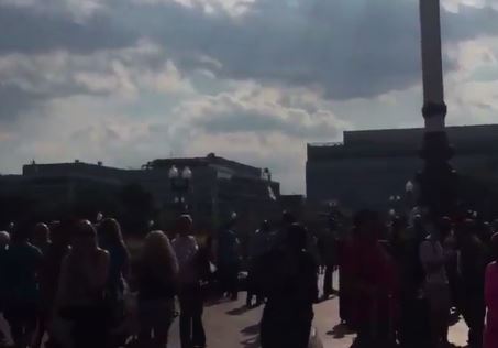 «Έχουμε απειλή για βόμβα», είπε αστυνομικός στο Reuters