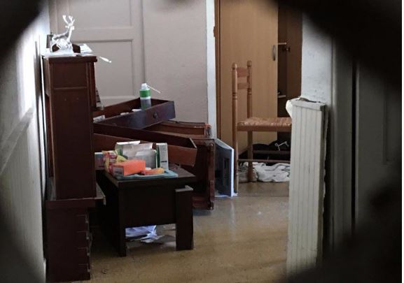 ΦΩΤΟ από το διαμέρισμα που ερευνά η αστυνομία στη Νίκαια