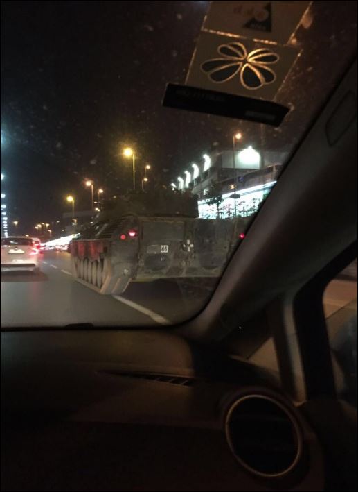 Άρματα μάχης στο κέντρο της Κωνσταντινούπολης – ΤΩΡΑ