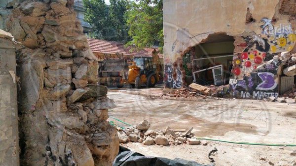 Έβαλαν γκαζάκια στην εταιρεία που γκρέμισε το πρώην ορφανοτροφείο στην Τούμπα