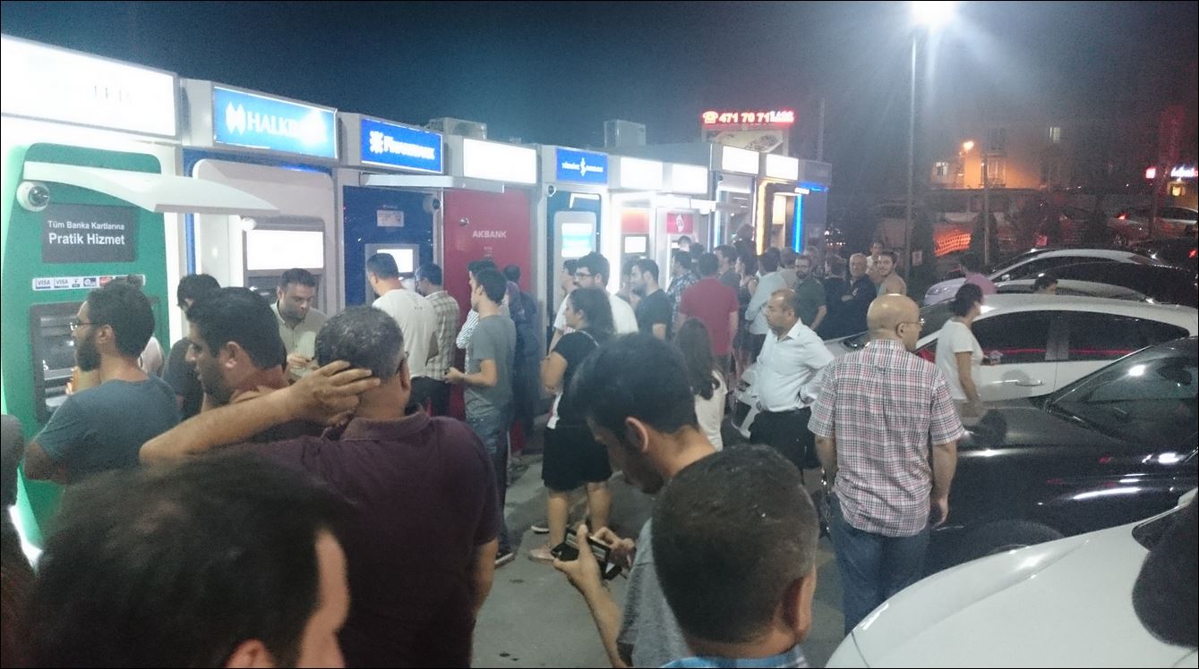Τούρκοι πολίτες συρρέουν στα ΑΤΜ – ΦΩΤΟ – ΤΩΡΑ