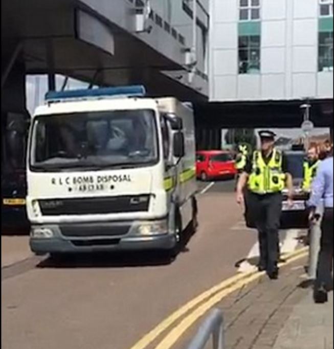 Εκκενώθηκε εμπορικό κέντρο στη Βρετανία -Βρέθηκε ύποπτη βαλίτσα – ΒΙΝΤΕΟ