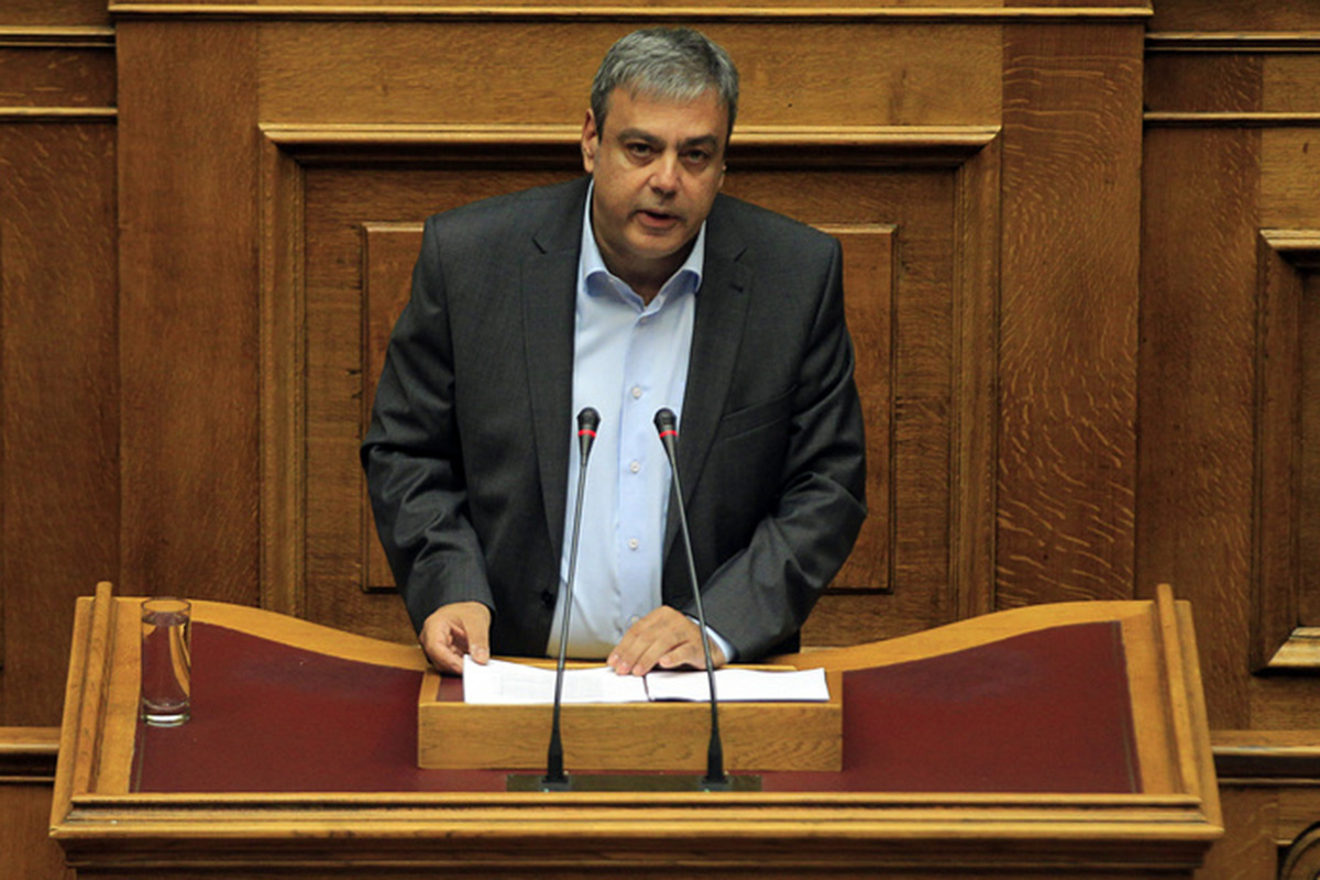 Ο Βερναρδάκης στη Βουλή: Η απλή αναλογική είναι το εργαλείο για το χτύπημα της διαπλοκής