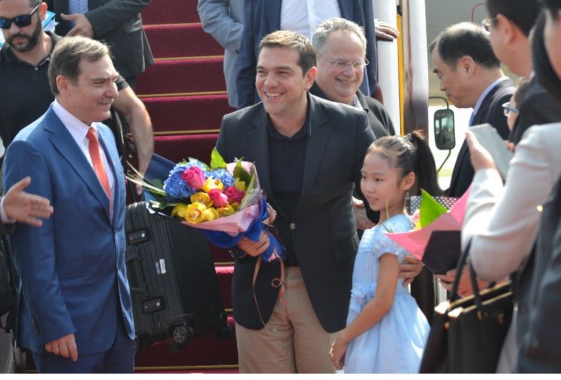 Το κοριτσάκι που υποδέχθηκε με ανθοδέσμη τον Τσίπρα στο Πεκίνο – ΦΩΤΟ