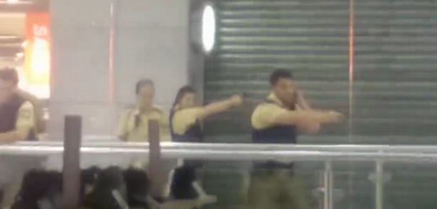 Μόναχο – Αστυνομικοί στο εσωτερικό του εμπορικού κέντρου – ΒΙΝΤΕΟ