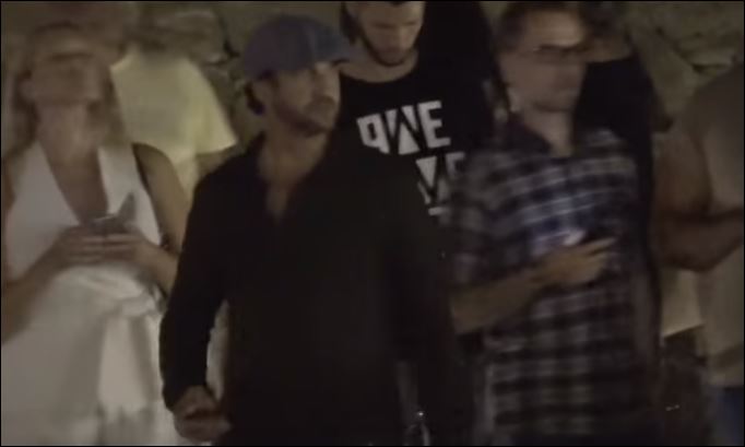 Ο Τζέραντ Μπάτλερ διασκεδάζει στη Μύκονο – BINTEO