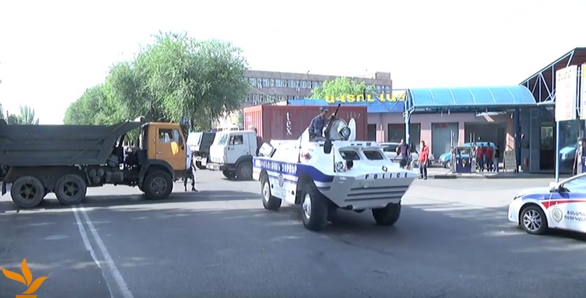 Οι πρώτες εικόνες από την κατάληψη του αρχηγείου της αστυνομίας στην Αρμενία – ΒΙΝΤΕΟ