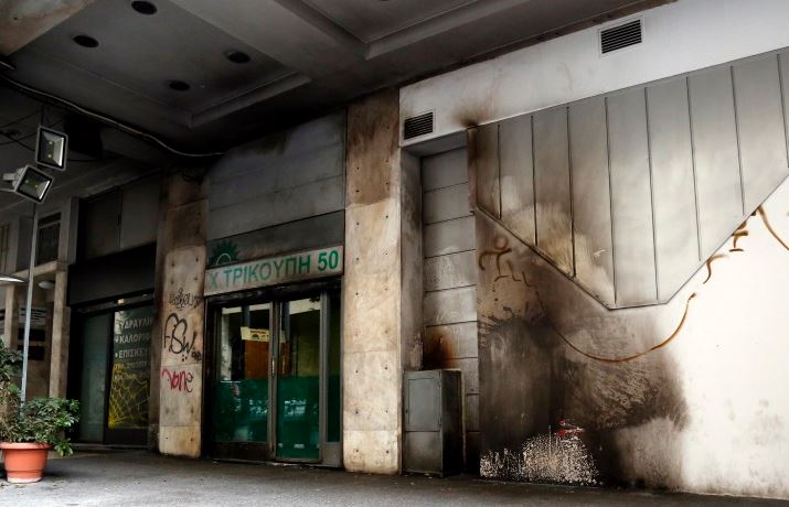 Επιθέσεις με μολότοφ και φωτοβολίδες σε διμοιρίες των ΜΑΤ