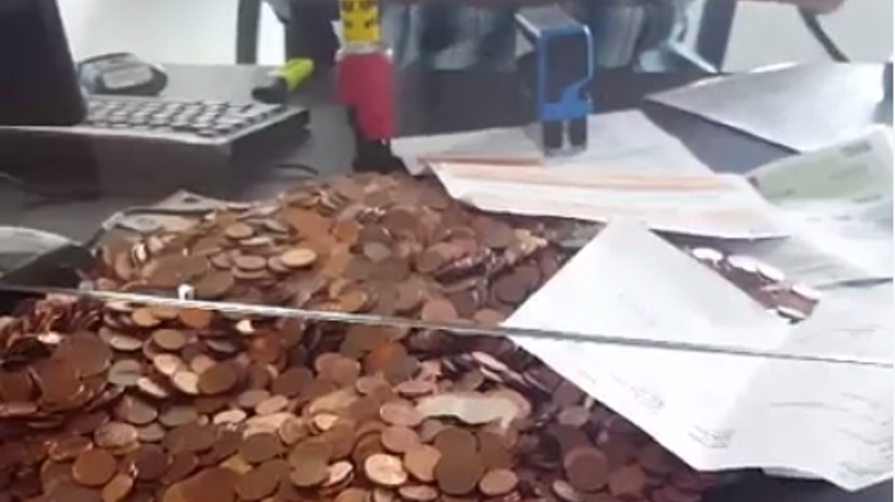 Πλήρωσε πρόστιμο 90 ευρώ με 5.100 κέρματα και έγινε… viral – ΒΙΝΤΕΟ