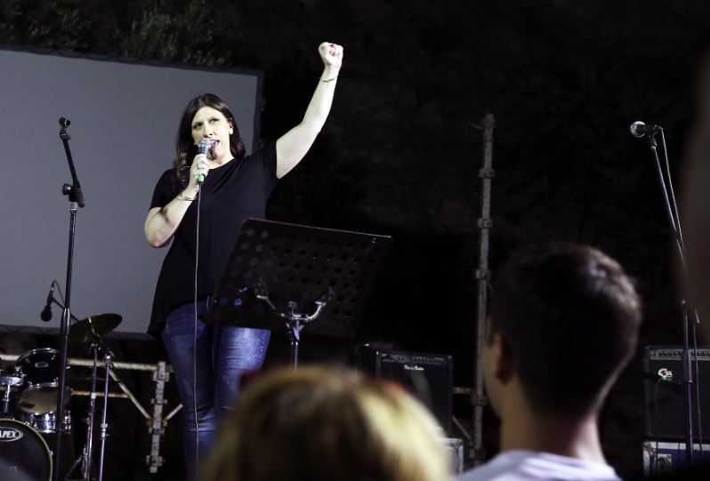 Η Κωνσταντοπούλου με υψωμένη γροθιά στην εκδήλωση “‘ΟΧΙ στο ΝΑΙ τους” – ΦΩΤΟ