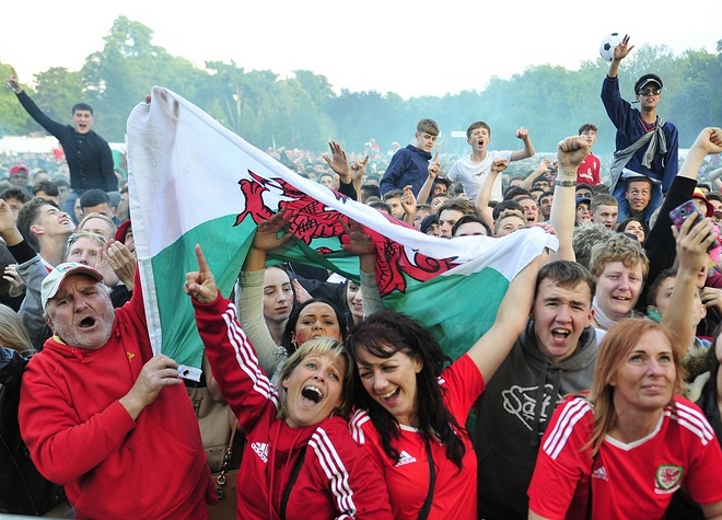 Εικόνες ποδοσφαιρικής τρέλας στο Ουαλία – Βέλγιο – ΒΙΝΤΕΟ – ΦΩΤΟ
