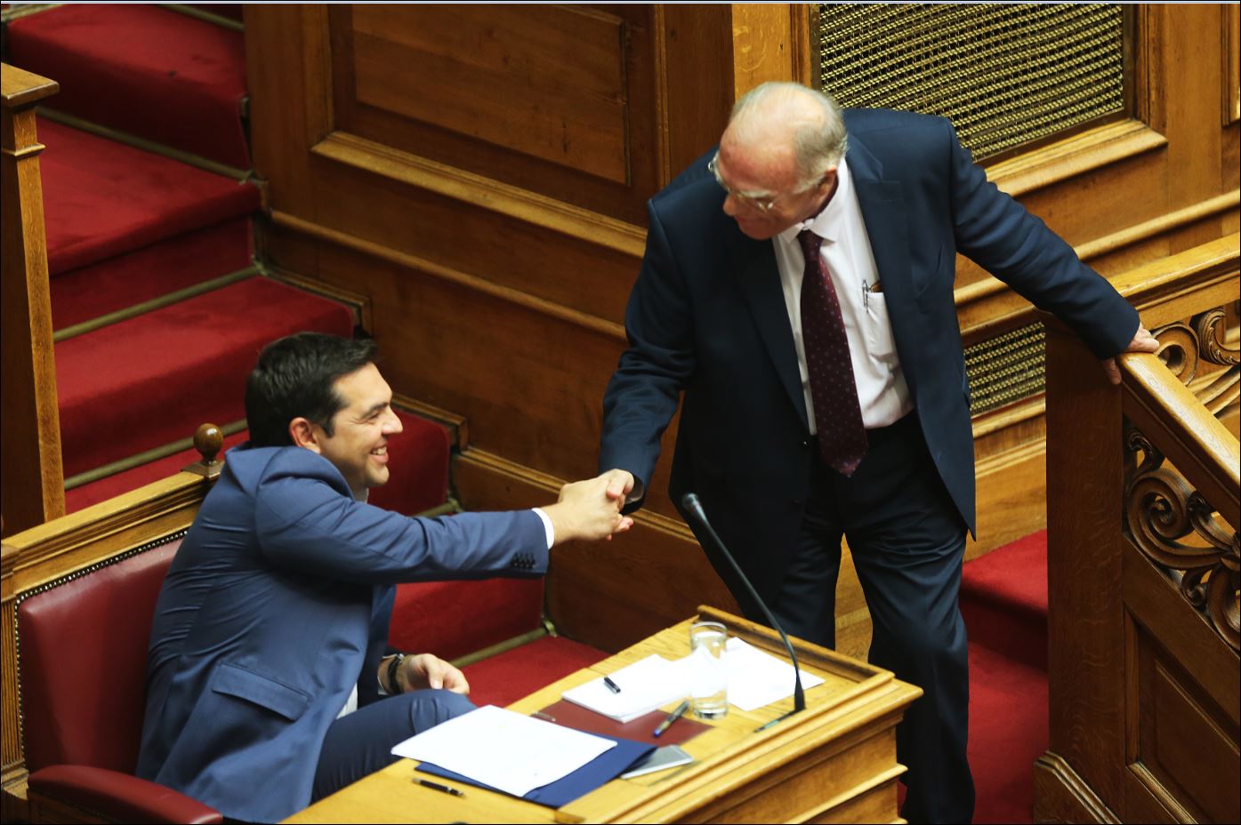 Η χειραψία του Τσίπρα με τον Λεβέντη – ΦΩΤΟ