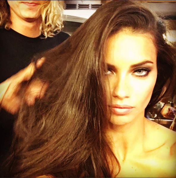 Το σέξι σταυροπόδι της Αντριάνα Λίμα στο Instagram