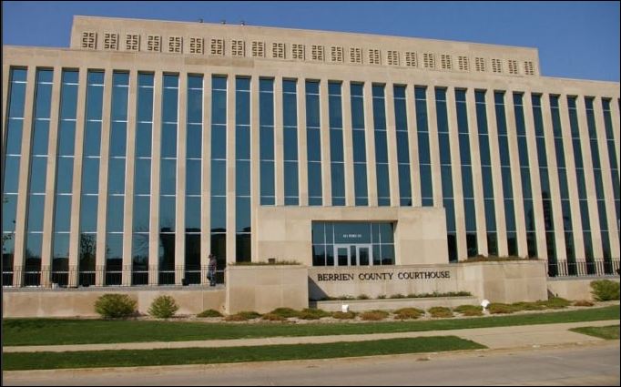 Νέο μακελειό – 4 νεκροί και ένας τραυματίας από πυροβολισμούς στο δικαστικό μέγαρο του Μίσιγκαν – ΦΩΤΟ