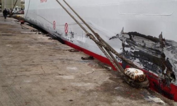 Πλοίο με 594 επιβάτες προσέκρουσε σε προβλήτα του νέου λιμένα Πατρών