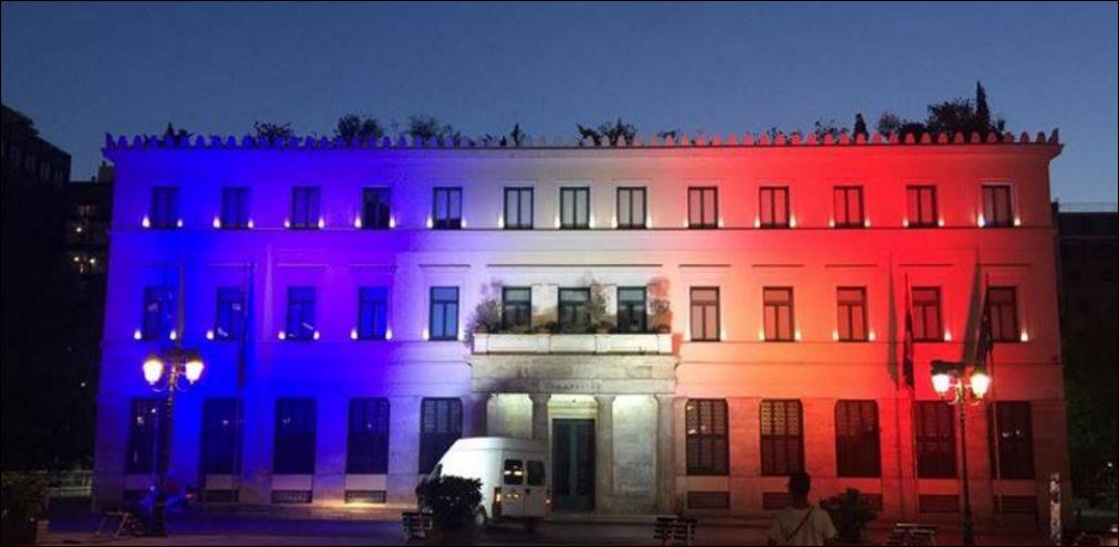 Στα χρώματα της γαλλικής σημαίας το δημαρχείο της Αθήνας
