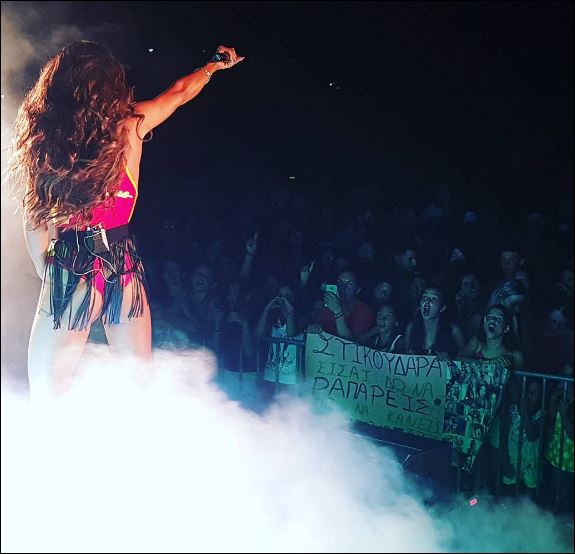 Η Στικούδη τραγουδάει με μαγιό και κόβει την ανάσα – ΒΙΝΤΕΟ