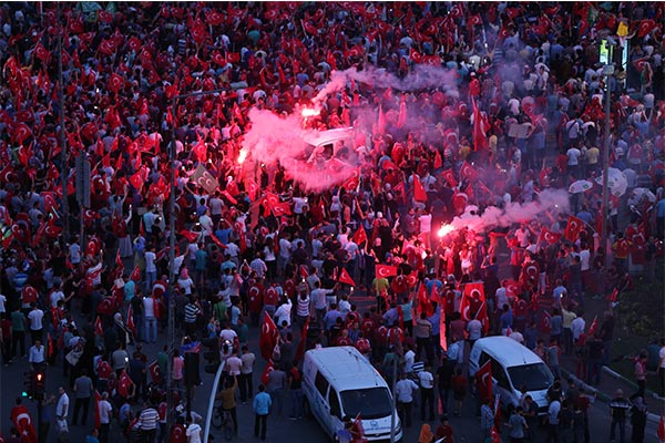 Υποστηρικτές του Ερντογάν πανηγυρίζουν στους δρόμους της Κωνσταντινούπολης – ΦΩΤΟ