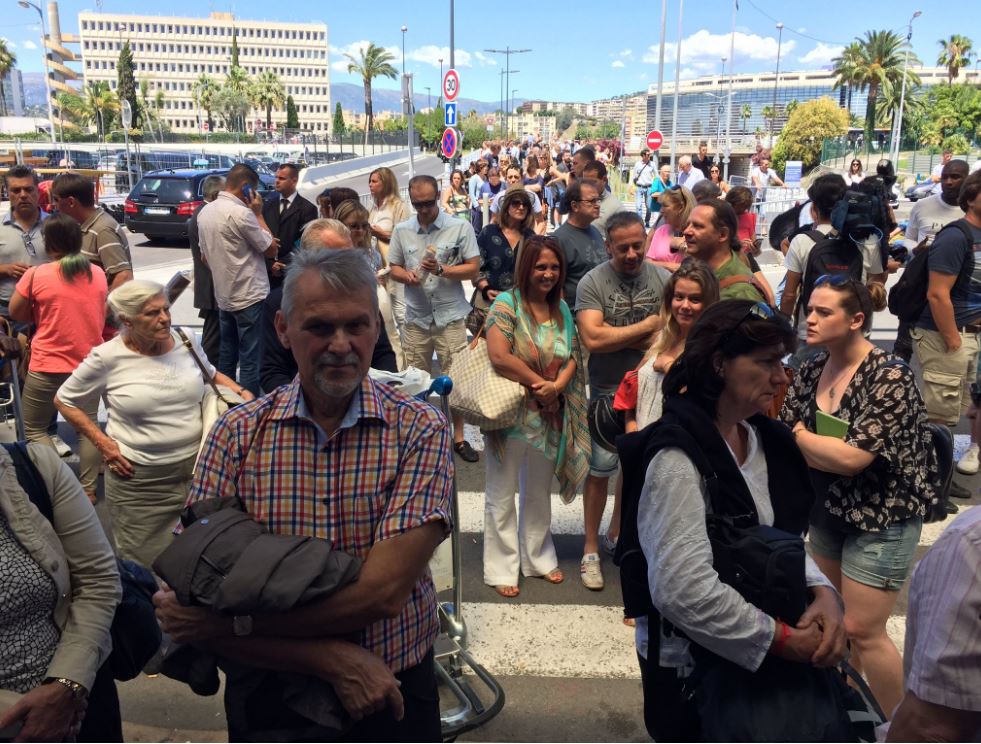 Καρέ καρέ η εκκένωση του αεροδρομίου της Νίκαιας – BINTEO