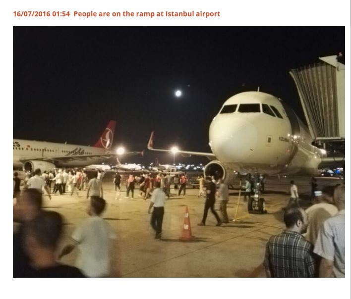 Τούρκοι πολίτες στους διαδρόμους του «Ατατούρκ» ανάμεσα σε αεροπλάνα – ΦΩΤΟ