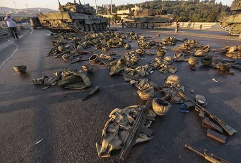 Άλλες 100 συλλήψεις αξιωματικών του στρατού στην Τουρκία