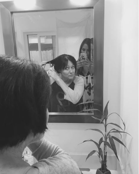 Η “Μπρέντα” του Μπέβερλι Χιλς ξύρισε τα μαλλιά της- Δίνει μάχη με τον καρκίνο – ΦΩΤΟ