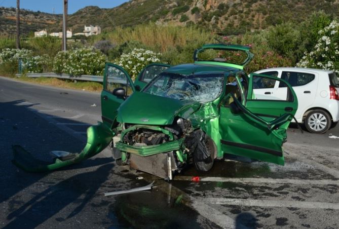Ενοικιαζόμενο ΙΧ συγκρούστηκε με τουριστικό λεωφορείο στα Χανιά – ΦΩΤΟ