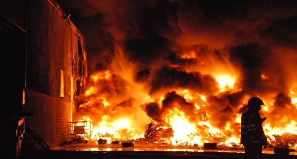 Νέα ΒΙΝΤΕΟ από την πυρκαγιά κοντά στη βάση του ΝΑΤΟ στη Σμύρνη