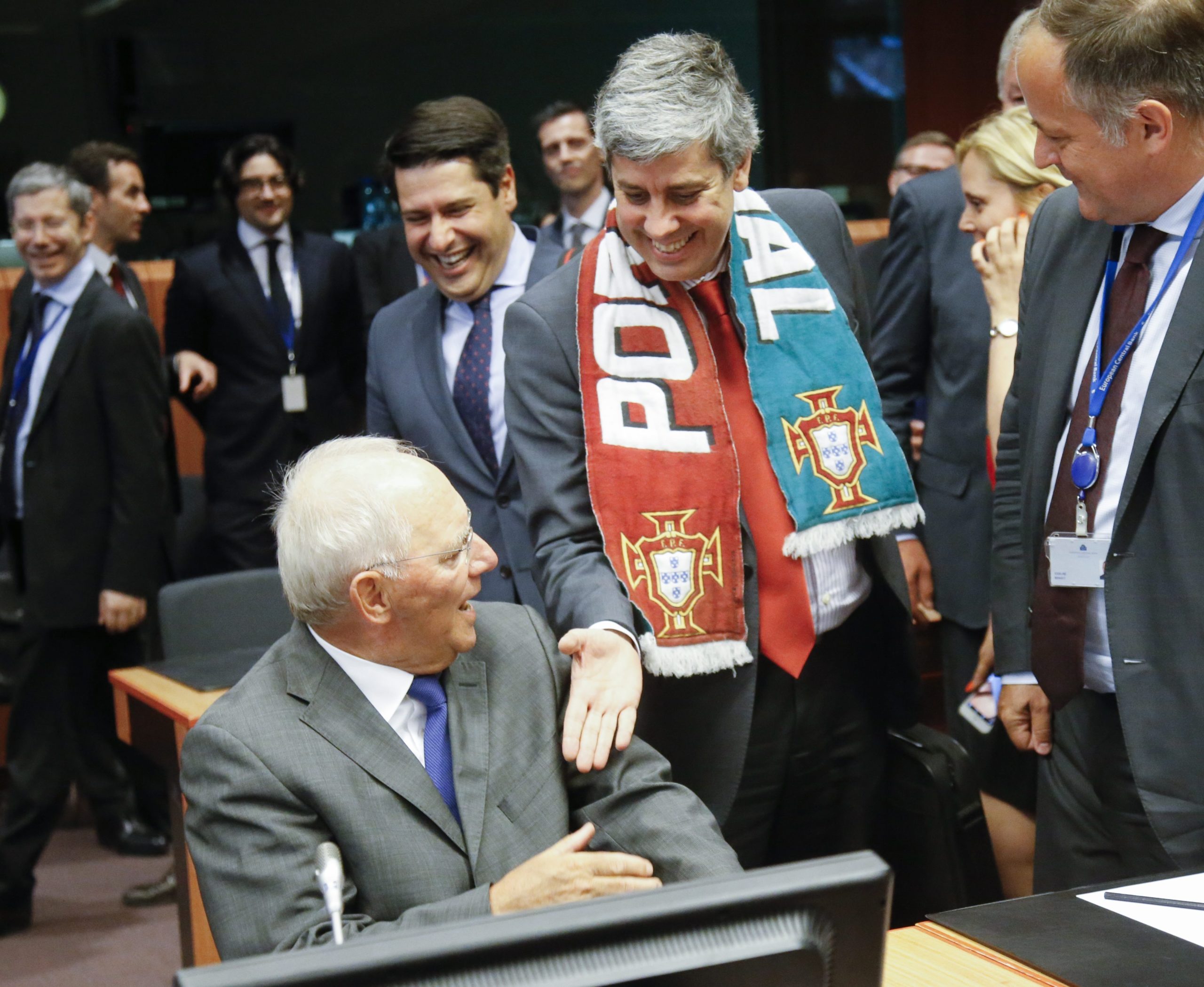 Με κασκόλ της Εθνικής του Ομάδας ο Πορτογάλος ΥΠΟΙΚ στο Eurogroup – ΦΩΤΟ