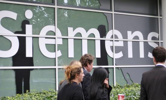 Όλες οι αντιδράσεις για την επ’ αόριστον αναβολή της δίκης για τα “μαύρα” ταμεία της Siemens
