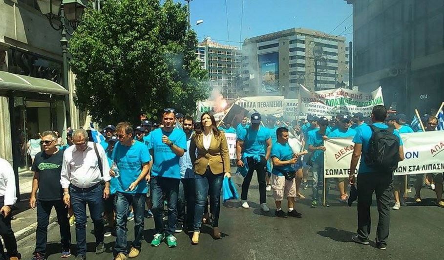 Η Κωνσταντοπούλου με καπέλο σε πορεία έξω από το υπουργείο Εργασίας – ΦΩΤΟ