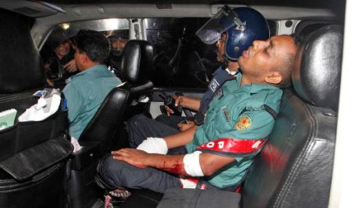 Σκληρές εικόνες με τους τραυματίες στο Μπανγκλαντές – ΦΩΤΟ